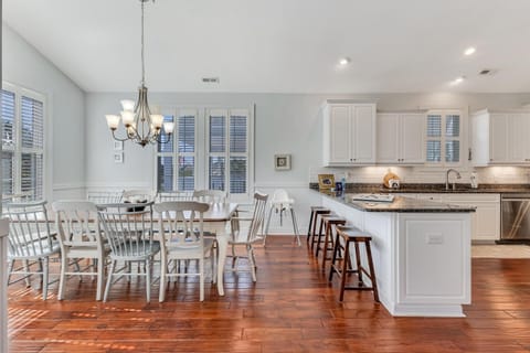 Dining and eat-in bar seating