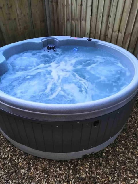Hot Tub / whirlpool bath (Indoor)