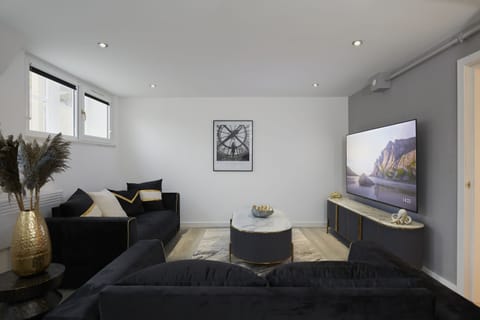 Living Room / Lounge