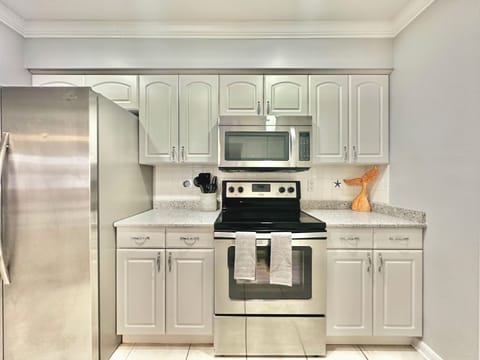 Equipped with refrigerator, oven/stove, dishwasher, microwave,and kitchen island