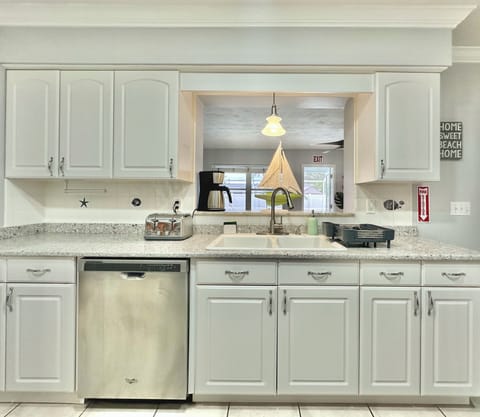 Equipped with refrigerator, oven/stove, dishwasher, microwave,and kitchen island