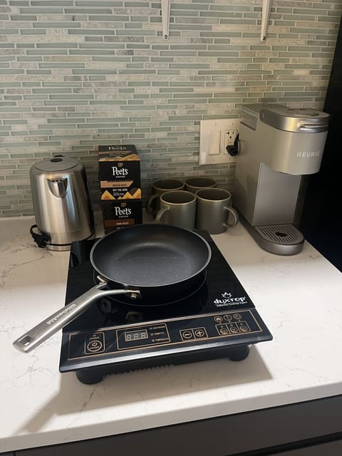 Perfect for quick bites – compact induction stove with a handy 6-inch pan