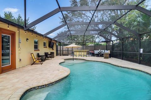 Largo Vacation Rental | 3BR | 2BA | 1,350 Sq Ft | Small Step for Entry