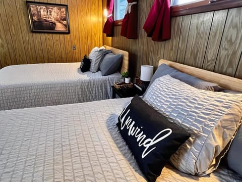 Queen studio in Paradise on lake superior, two queen beds 