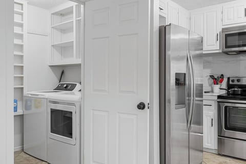 Full Laundry With Washer & Dryer