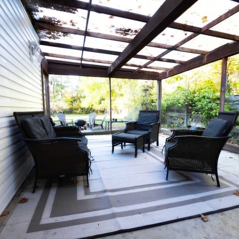 Relax and unwind in the cozy outdoor lounge, designed for weekend escapes. Whether it’s sipping drinks by the fire or soaking in the fresh air, it’s the ultimate spot to enjoy your getaway.
