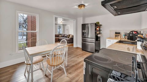 The front unit kitchen is fully equipped and perfect for preparing meals during your stay. With modern appliances, ample counter space, and all the essentials, it’s a comfortable space to cook up your favorite dishes or try something new.