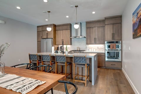 Spacious Layout: Open plan for seamless cooking and socializing.