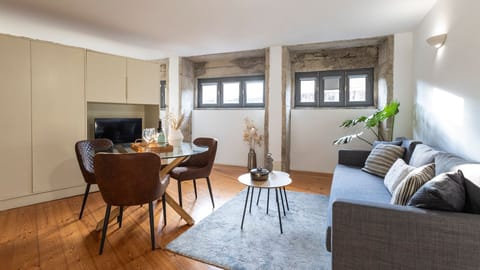 Bright and inviting living room with natural light and a cozy atmosphere. Perfect for relaxing or entertaining.
#RelaxInStyle #TravelInComfort #CozyStay