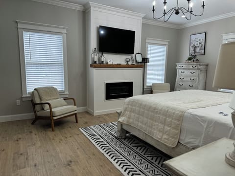 1 Opal Crown Room - King Bed