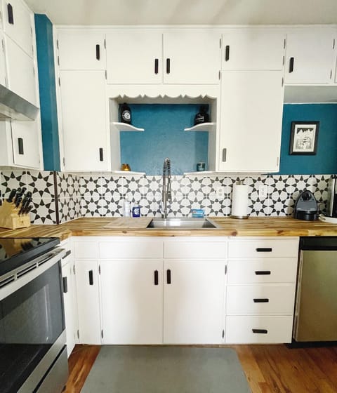 This kitchen blends style and functionality, making cooking and dining with your loved ones a true pleasure.