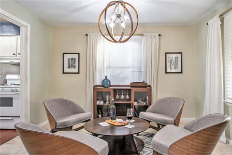 Minibar / conversation area with 4 -plush seats