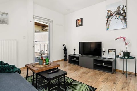 Das ca. 15 m² große Wohnzimmer ist stilvoll eingerichtet mit  direkten Zugang zum Balkon. Der Raum verfügt über ein bequemes Schlafsofa, einen Couchtisch und einen Flachbild-TV. Für regnerische Tage stellen wir Euch Regenschirme zur Verfügung. 