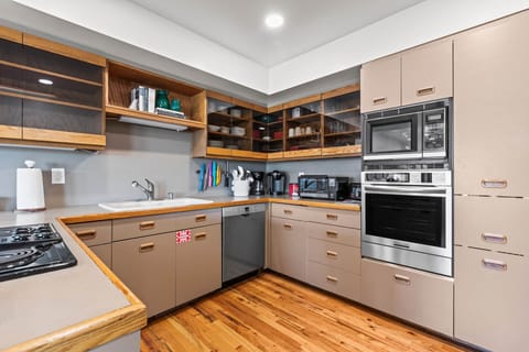 Silver Belle 1117: Fully Equipped Kitchen with NEW Oven.