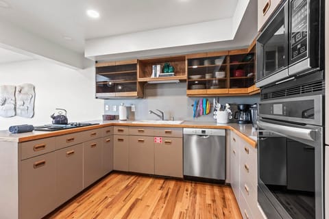 Silver Belle 1117: Fully Equipped Kitchen with NEW Oven.