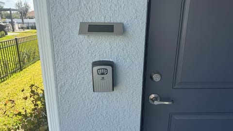 Lockbox for easy check-in and check-out