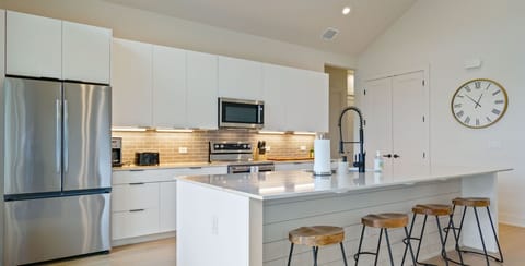 Fresh, modern, and oh-so-sleek. This kitchen boasts brand-new everything, from its  design to its shiny appliances. Ready to make your stay effortlessly stylish!