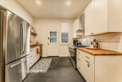 Cook with ease in this fully equipped kitchen, featuring a spacious fridge and all the essentials for your culinary needs!