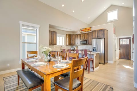 Dining Area | 1st Floor | Dishes & Flatware Provided