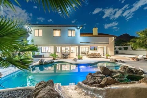 Heated pool, jacuzzi & entertainment area