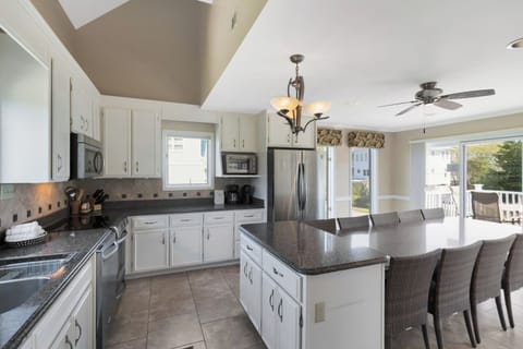 Kitchen and dining area on the middle floor