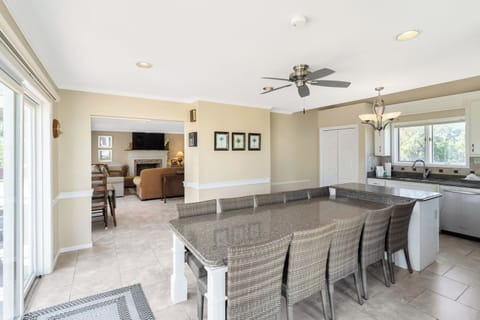 Kitchen and dining area on the middle floor