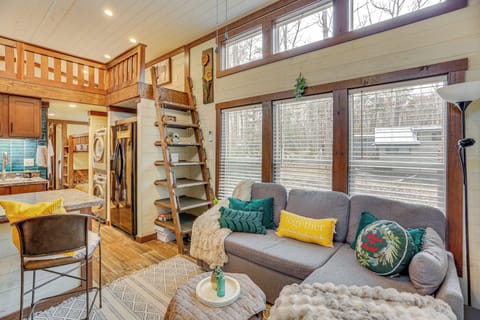 Living Room | 1st Floor | Free WiFi | Central A/C & Heat