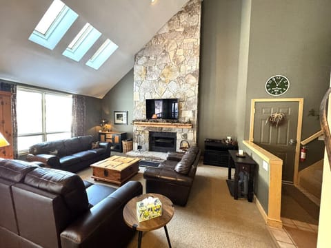 Livingrm with fireplace and views of the ski-on/off trail