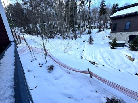 Ski on/off right behind the unit