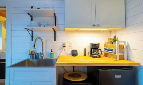 Brew morning coffee or plate up delicious bites in Casa Maia’s kitchenette