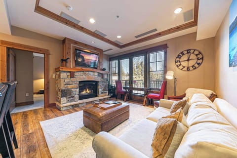 8001 Northstar Dr Unit 305-print-008-008-Interior-3257x2172-300dpi