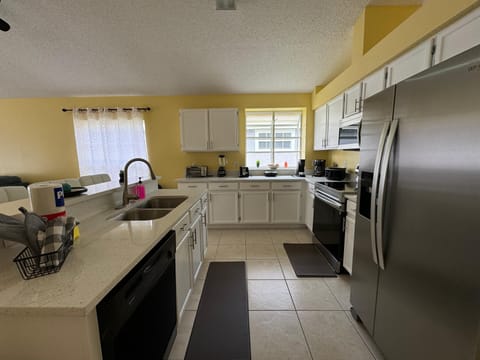 Fully equipped kitchen (1)