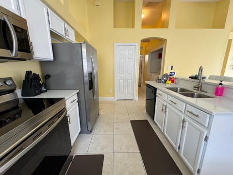 Fully equipped kitchen (3)