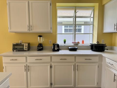 Fully equipped kitchen (2)