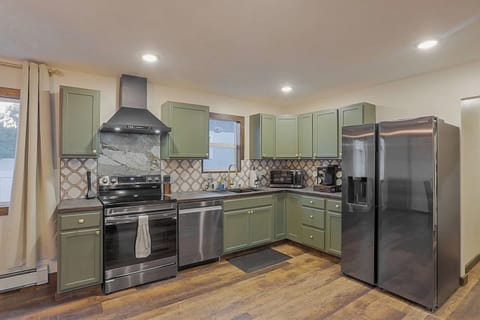 Cook up a feast in this modern kitchen! 🍳✨ Fully equipped for your stay—just add your favorite ingredients and a touch of adventure! 🏔️🔥 #CozyCabinVibes