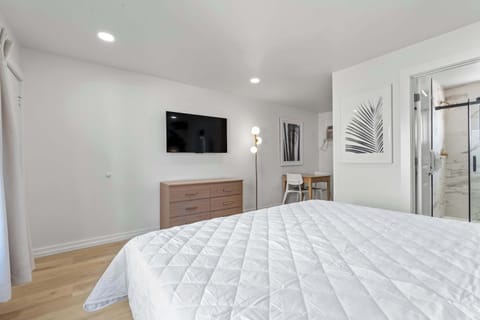 Enjoy a Smart TV, a convenient kitchenette, and a modern walk-in shower for a comfortable stay.