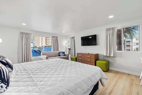 This cozy studio features a Smart TV and complimentary WiFi for your entertainment and convenience.