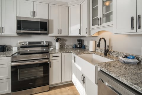 Well stocked kitchen (coffee pot, toaster, blender, pots/pans, dinnerware, utensils, cooking sheets, & more)