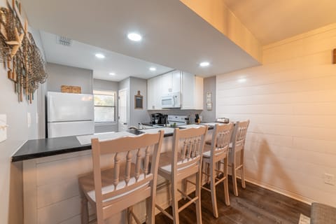 Additional seating for 4 at the bar