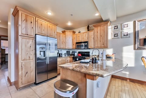 Kitchen: Drip coffee maker, Keurig, Crockpot, blender, cooking utensils, tableware