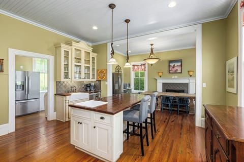 Kitchen and breakfast area