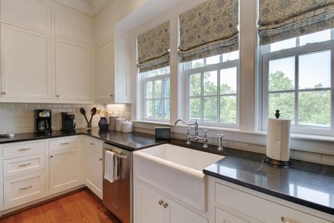 Both a Keurig and a regular drip coffee maker are provided.