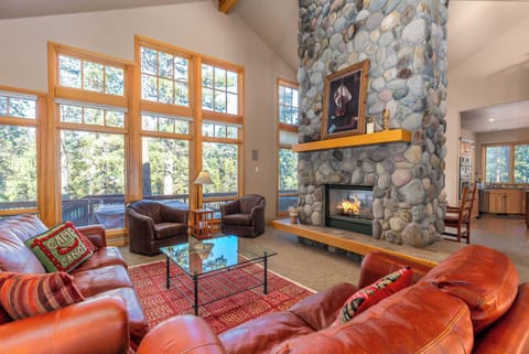 Open concept living room with gas fireplace.