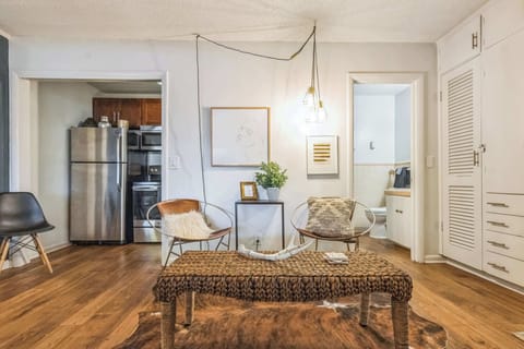 Studio with queen bed, Smart TV, sitting area, and workstation