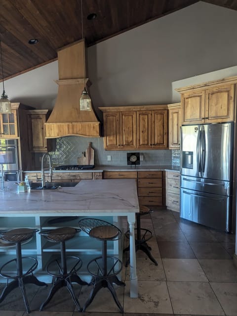 Large kitcehn with eat at island