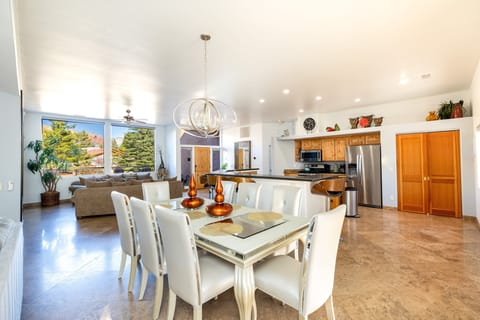 Dining table with seating for 8 (plus extra seating for 6 at the large breakfast bar)
