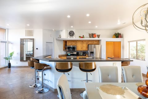 Dining table with seating for 8 (plus extra seating for 6 at the large breakfast bar)