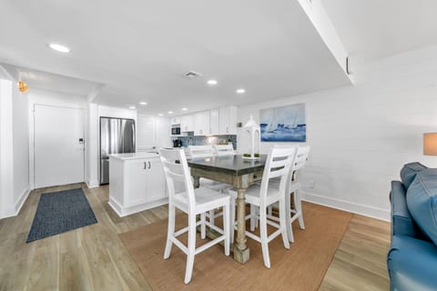 Beach Blessing - Dining seats 6