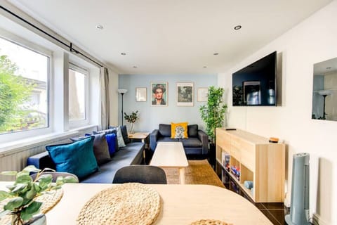 This living room might just have better vibes than your favorite café!