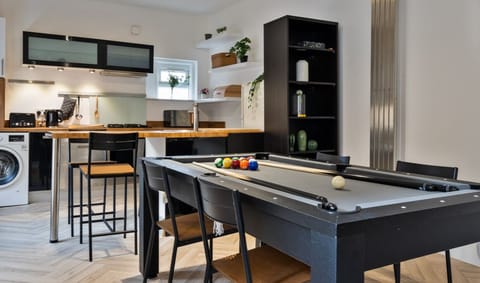 Full Kitchen/Dining Area